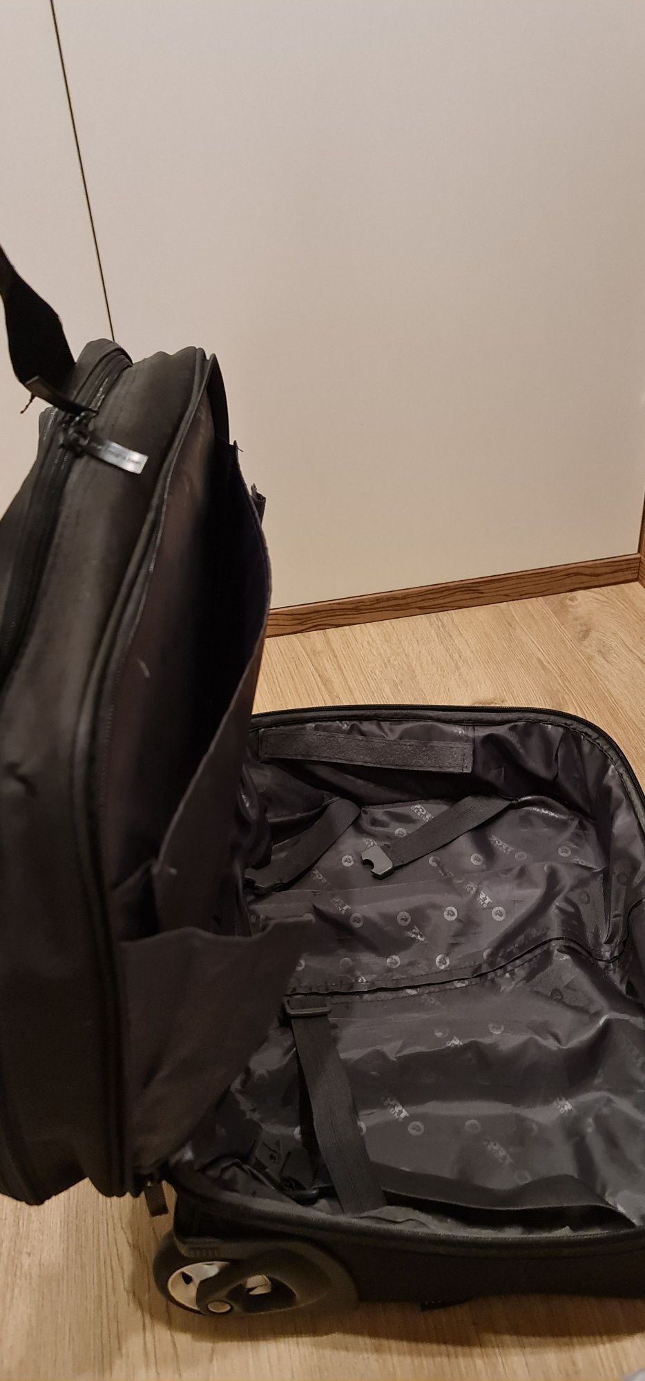 Torba na laptopa na kółkach + walizka. Firma Portdesigne.