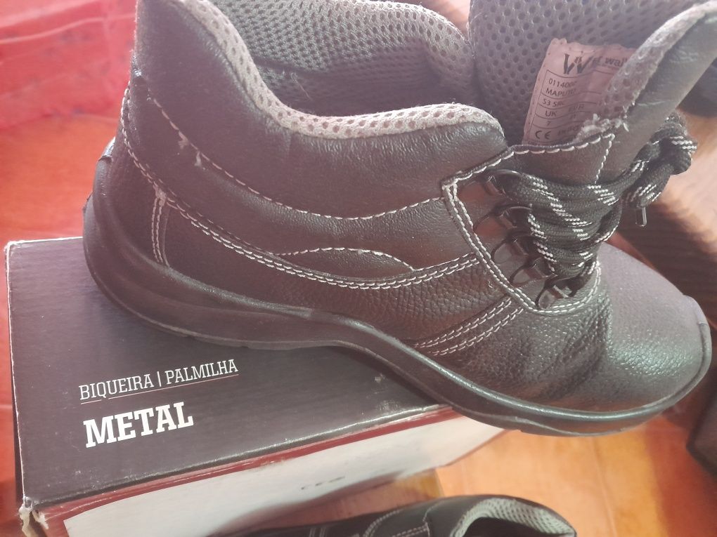 Duas Botas de trabalho tamanho 41