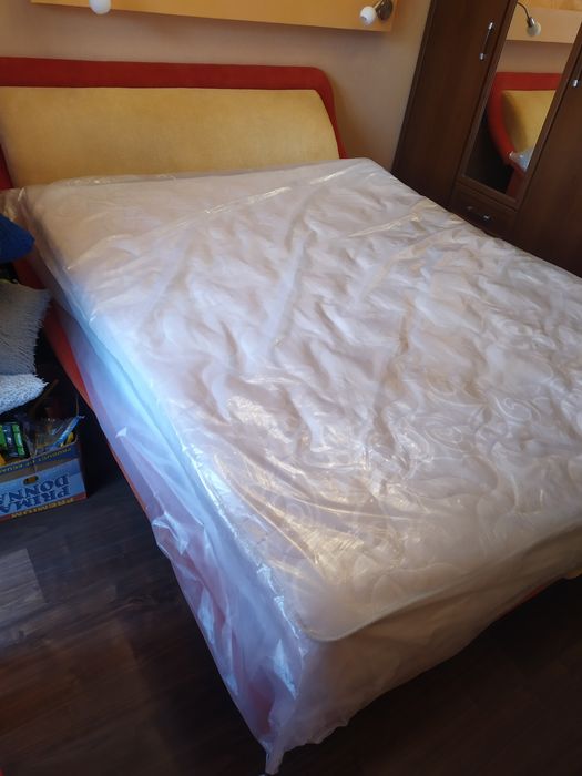Двухспальние  ліжко на ніжках, з нішею .