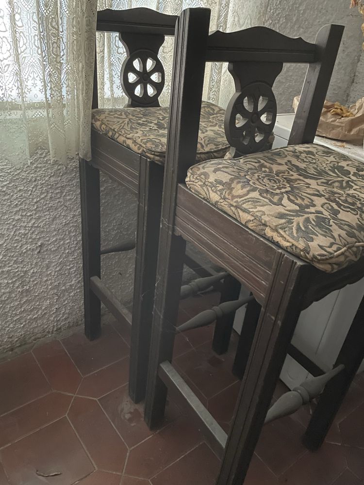 Bar antigo em madeira maciça