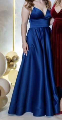 Темно-синє атласне вечірнє плаття