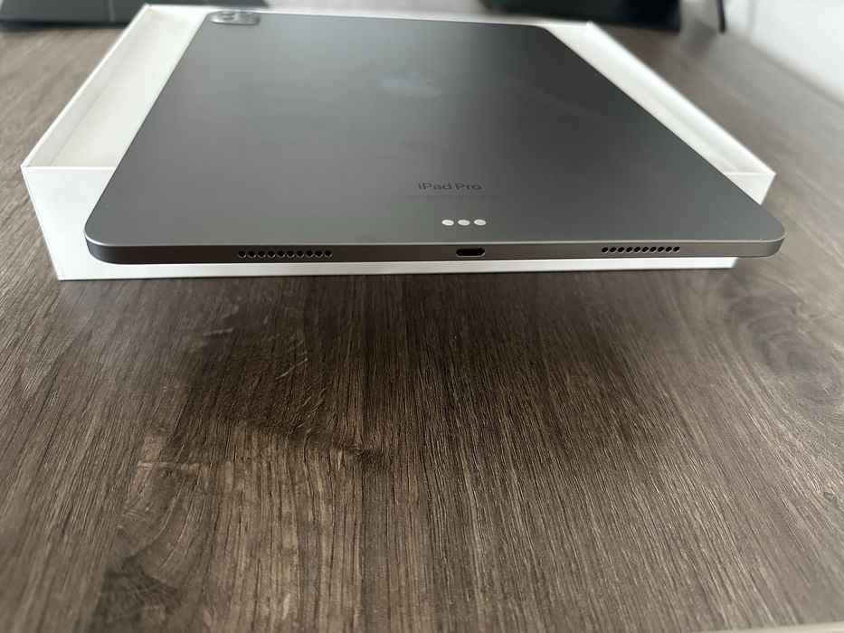 Apple iPad Pro 12.9” (6th Gen, 2022) • 128 ГБ • Wi-Fi