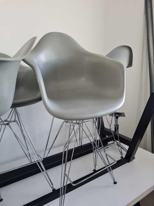 Krzesło/ Hoker. Plastikowe siedzisko, nogi chrom.