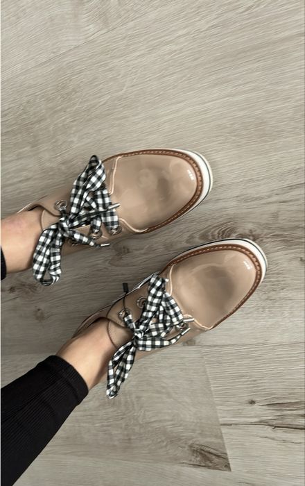 Lakierowane oksordki bezowe półbuty z uroczymi kokardami Zara Women 38