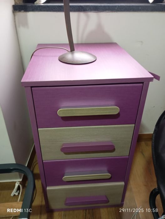 Guarda fatos com bastante arrumação e mesinha cabeceira