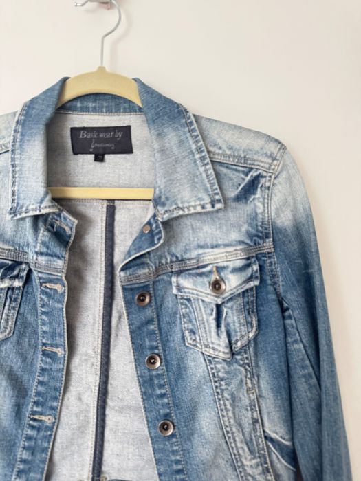 Blusão de ganga com asas prateadas aplicadas