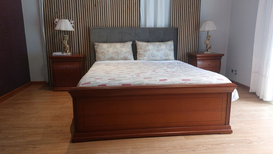 Cama de casal 200 x 1,60 com e mesas de cabeceira