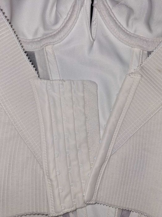 Білий корсет облягаючий з відкритим верхом — елегантний, як новий