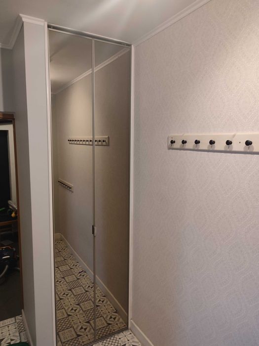 Lustro w aluminiowej ramie