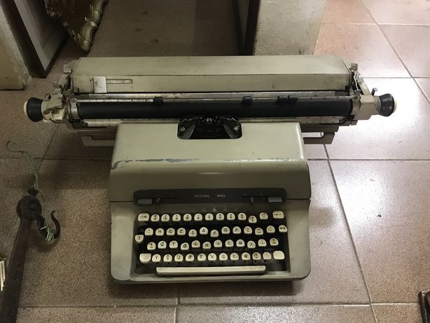 Máquina de escrever antiga Royal 440