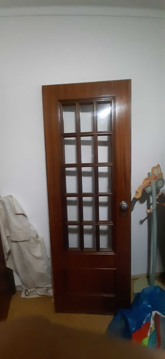 Porta de Madeira Maciça com Aro e Vidros Estilo Clássico