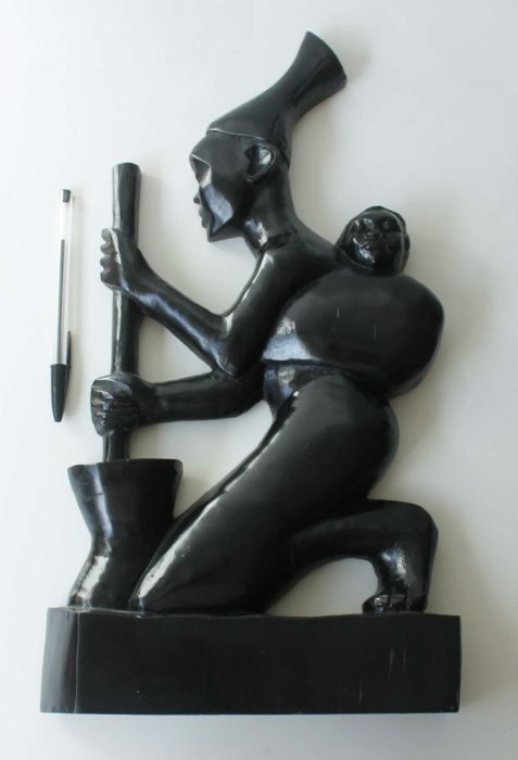 Escultura em madeira de mulher com pilão de perfil (anos 60 Guiné)