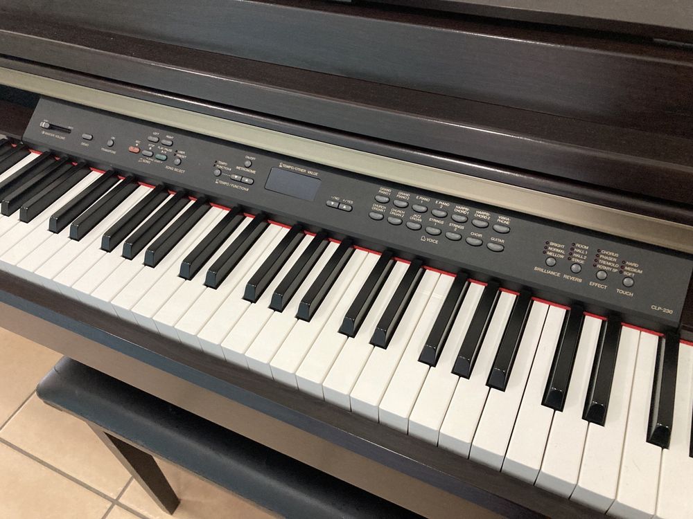 Piano digital Yamaha Clavinova CLP 230