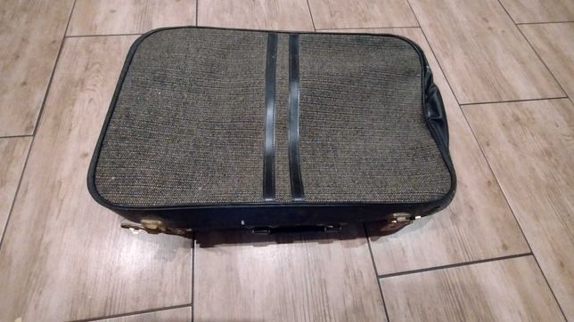 Stara walizka koloru czarnego