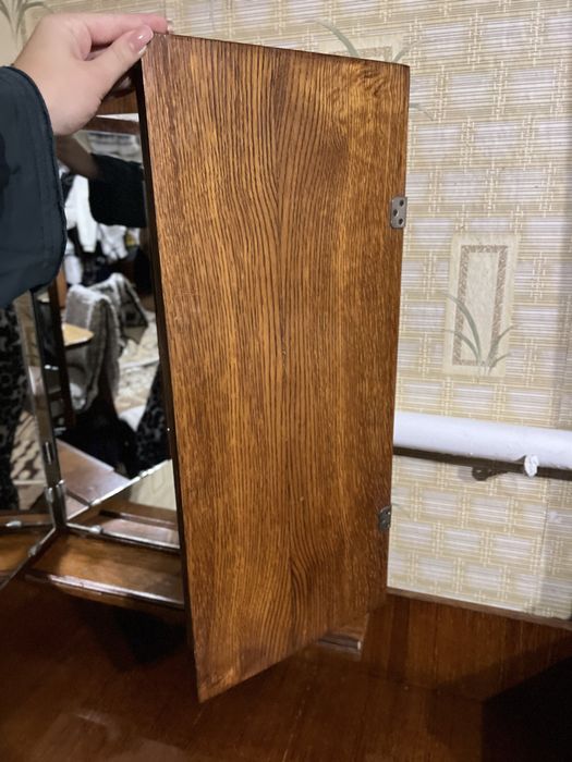 Деревʼяне трюмо з дзеркалом, триляж