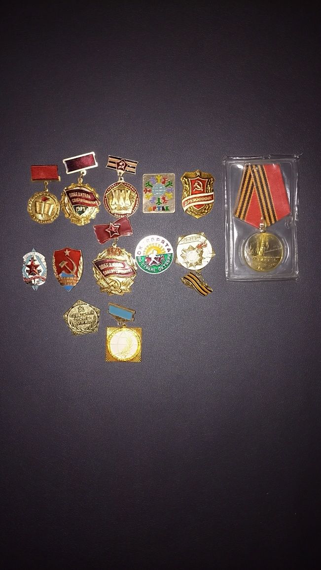 Значки та медалі