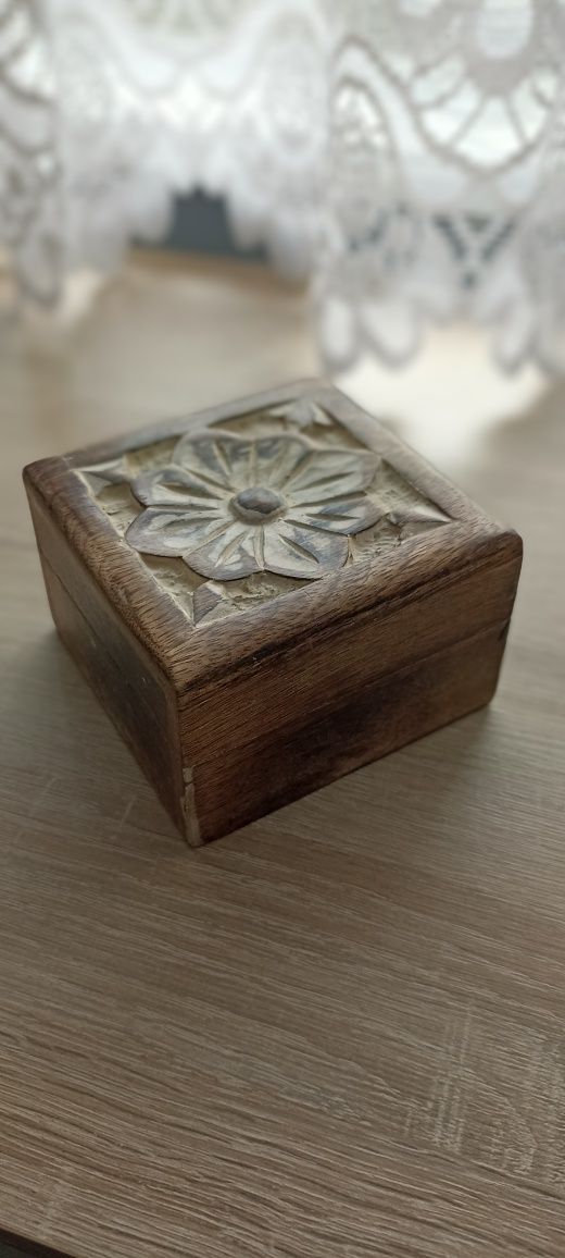 Szkatułka drewniana na biżuterię lub drobiazgi