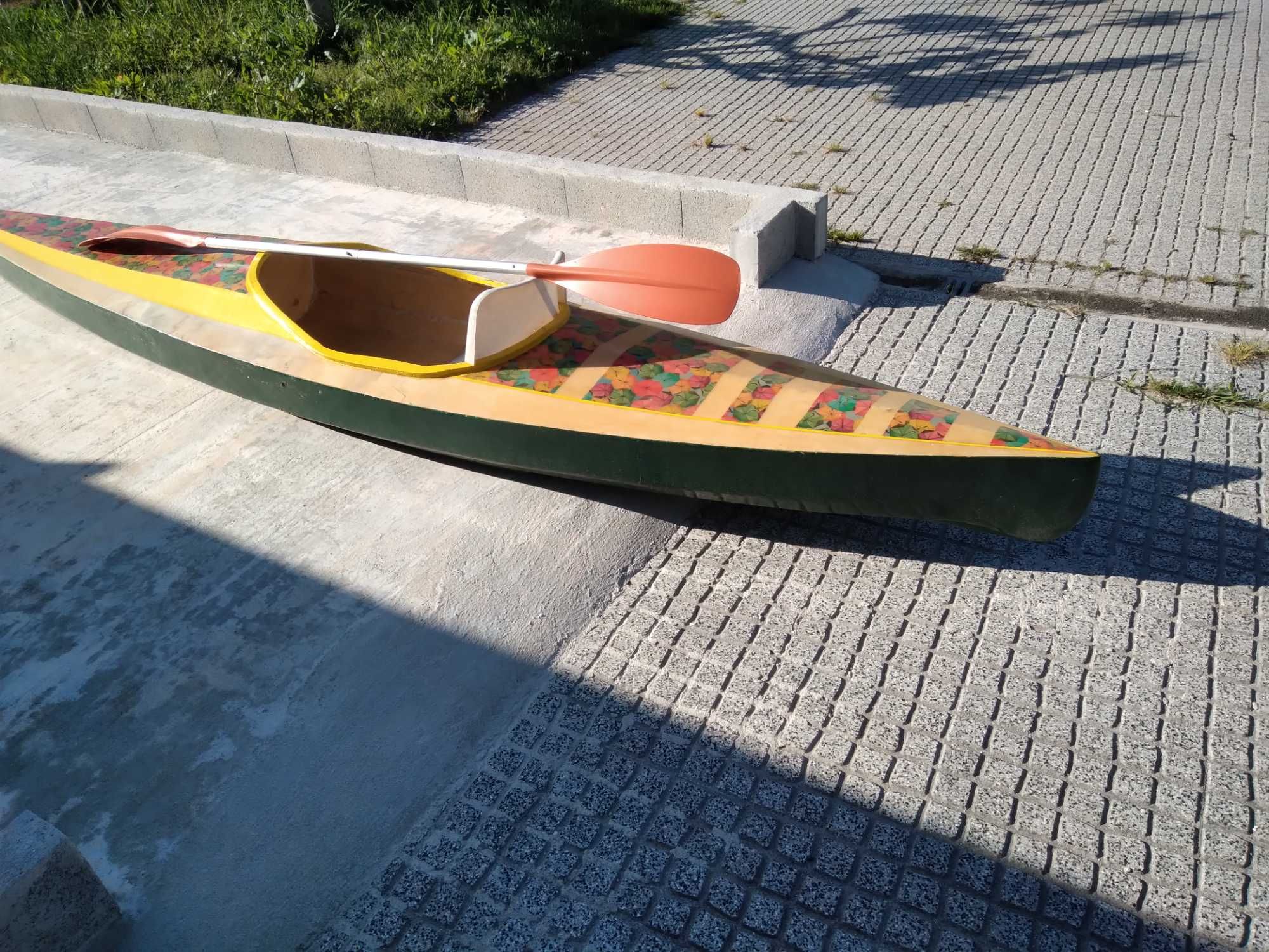 KAYAK -  Como novo.