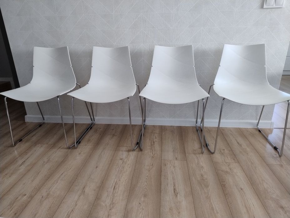 Krzesła plastikowe białe na płozach