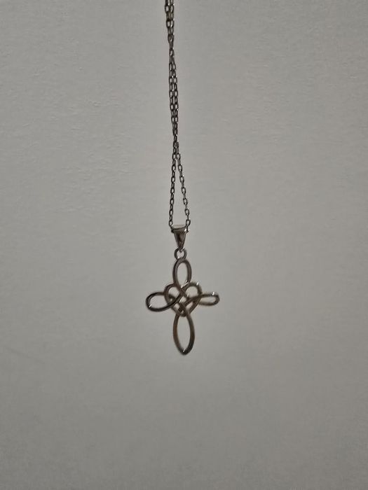 Colar prateado em forma de cruz