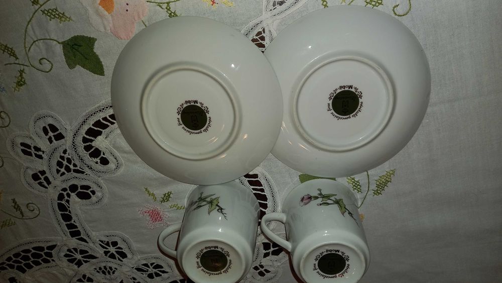 Conj. de 2 chávenas e 2 pires de café longo - Porcelana Fina