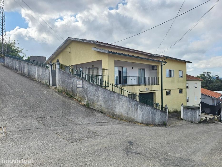 Apartamento T5 com 241,67m2 | Oficina com 373,5m2 | Anexo com 162,75m2