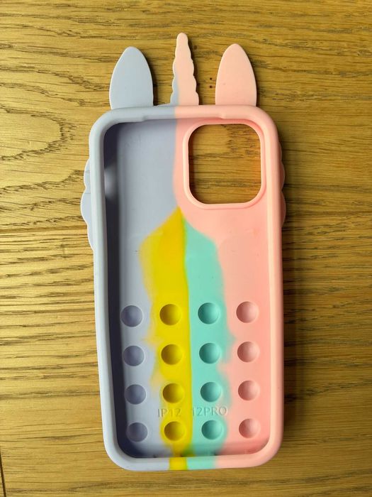 Etui na iPhone 12/12 Pro (tęczowe, Sinsay)