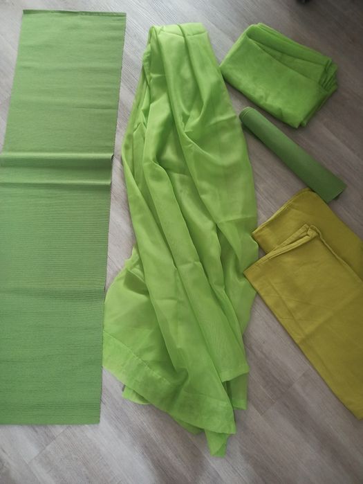 Komplet zielonych tekstyliów dodatków do domu (bieżnik, zasłony)