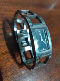 Damski zegarek na bransoletce