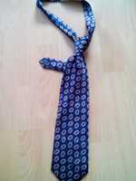 szeroki krawat w kolorze granatowym w elegancki wzór, jedwab