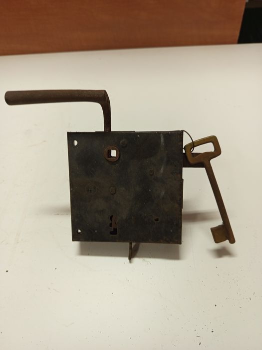 Stary zabytkowy zamek puszkowy z klamką  do drzwi