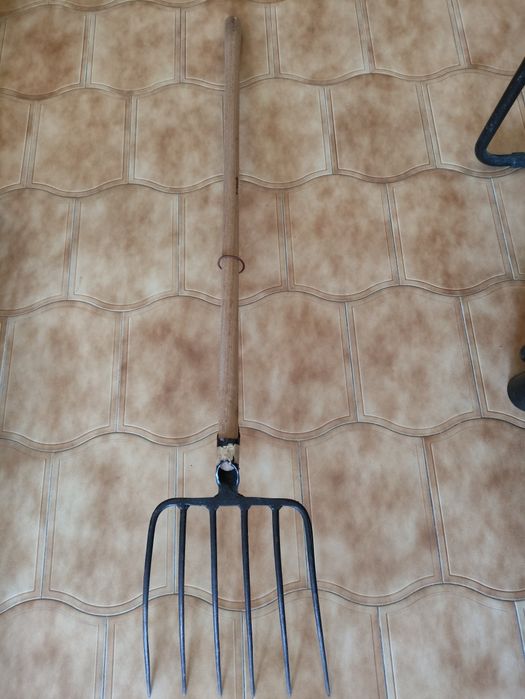 Forquilha nova de 6 dentes,cabo incluído no preço .
Cabo incluído no p