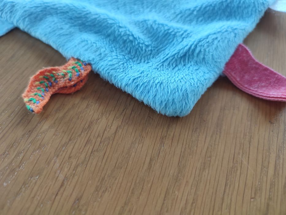 Przytulanka szmatka z metkami snooze baby sensoryczna