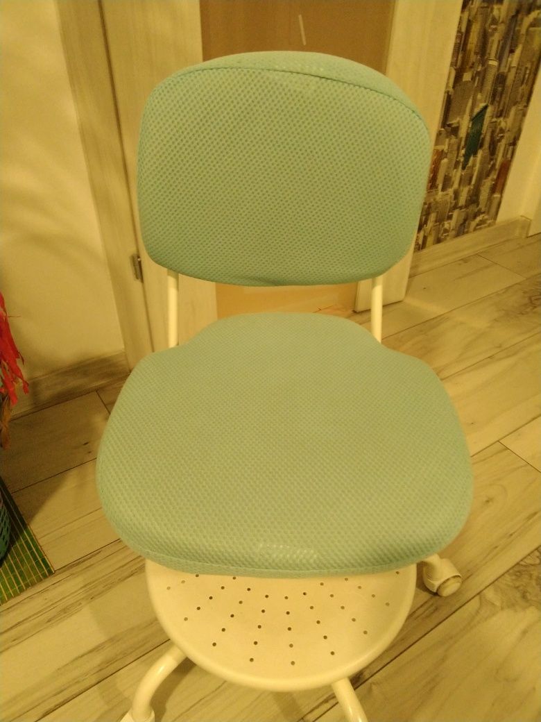 Sprzedam dzieciece krzesełko obrotowe do biurka prod. IKEA