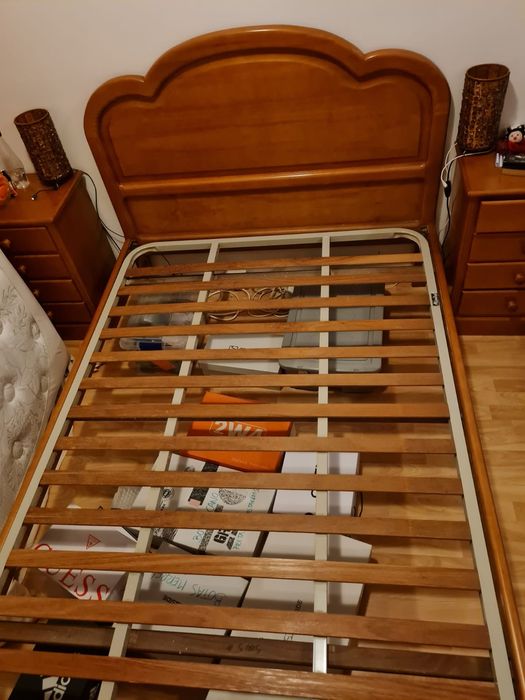 Cama de madeira cerejeira com  3 anos