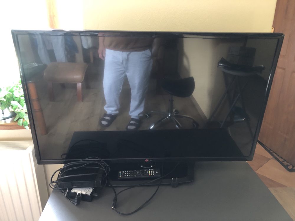Telewizor LG 42 cale stan dobry, działa, małe ryski