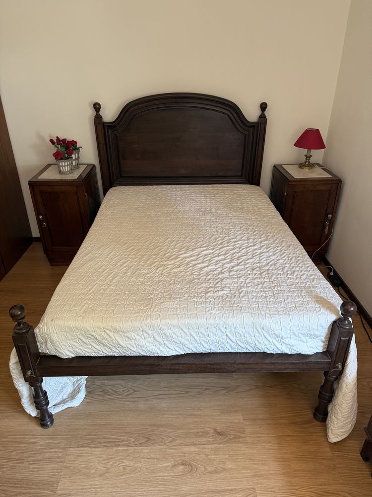 Cama de casal de carvalho maciço