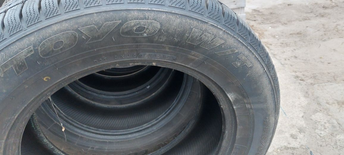 Opony zimowe firmy TOYO 4 sztuki, rozmiar 255/60 r 18,stan bardzo dobr
