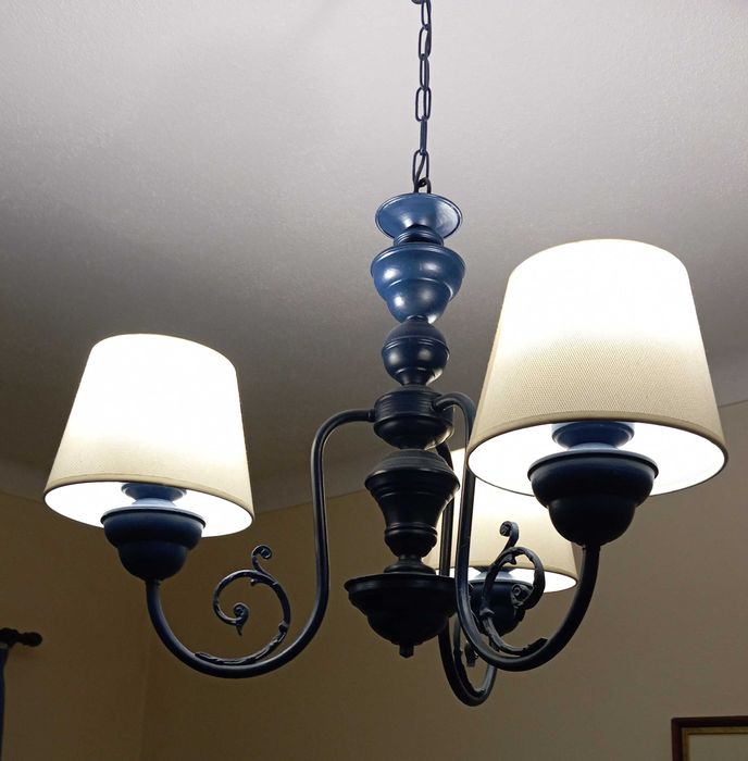 Candeeiros quarto em azul com abajur branco sujo