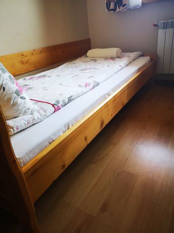 Łóżko drewniane bardzo solidne + deska na ścianę