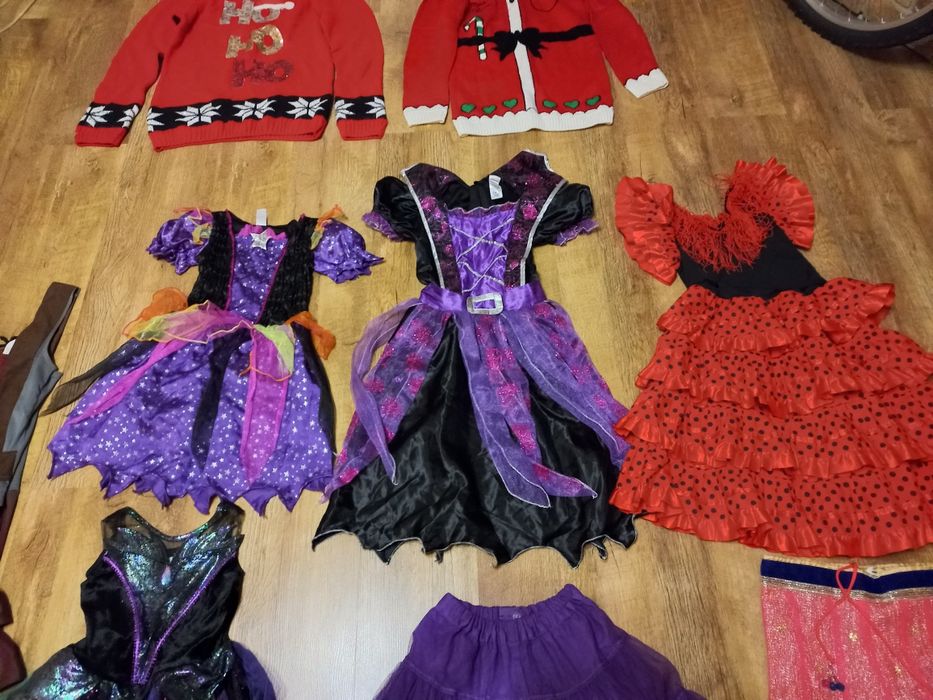 Карнавальные костюмы :платья (красное и синее) на 2года,  шарфики