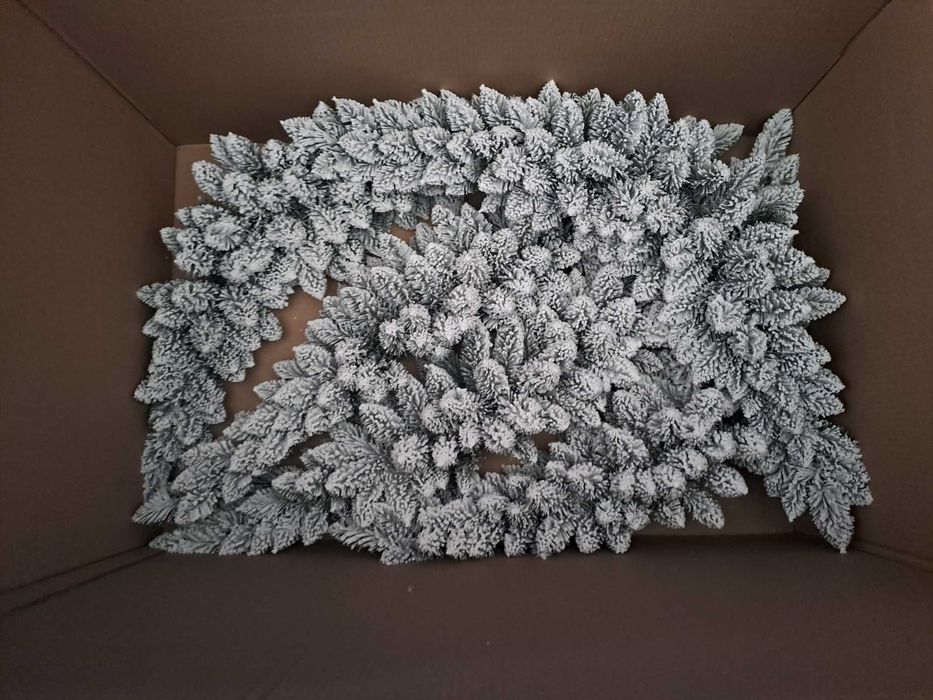 Świąteczne śnieżnobiałe stroiki  na drzwi komode kominek stół prezent