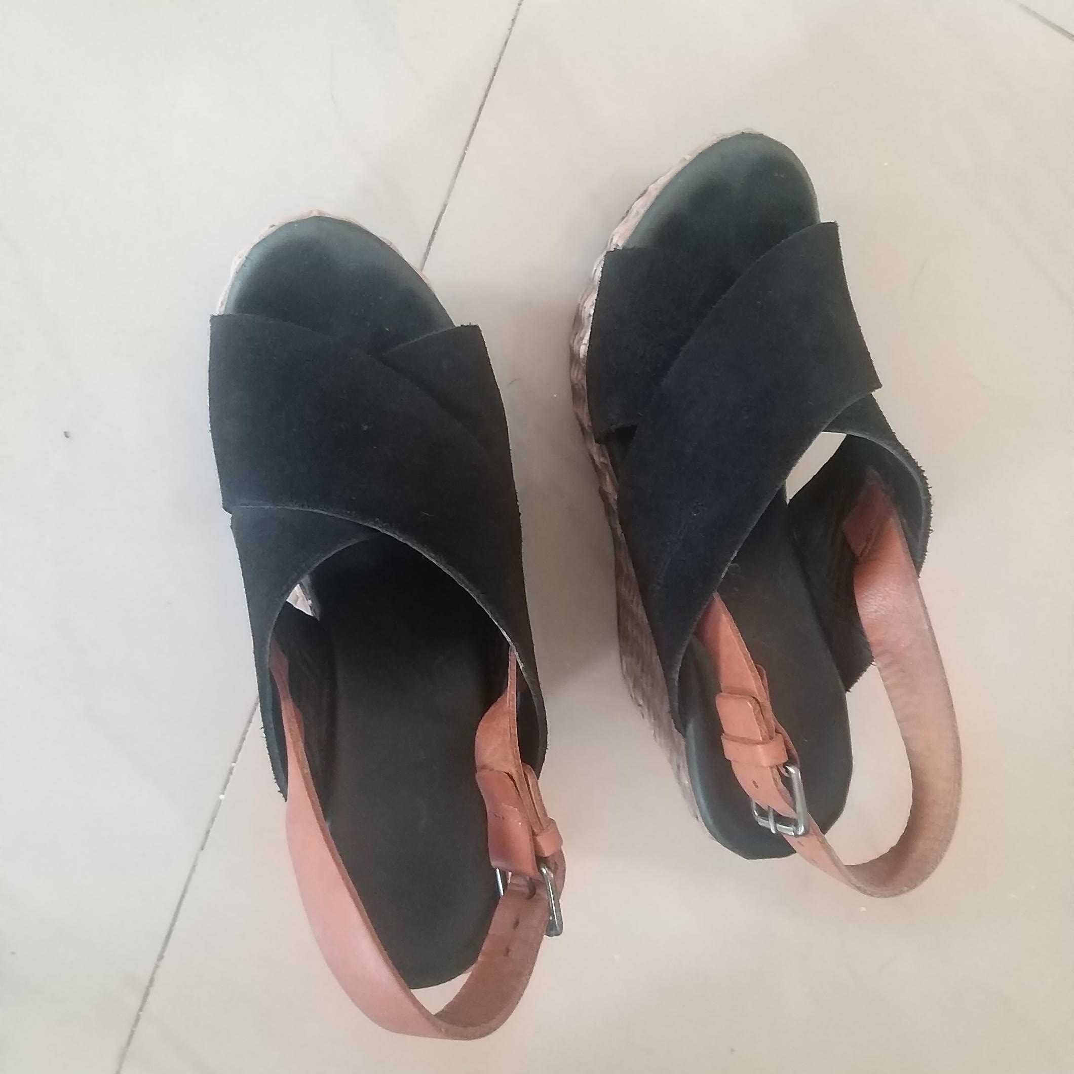 Sandalias pretas com cunha, em pele, 37
