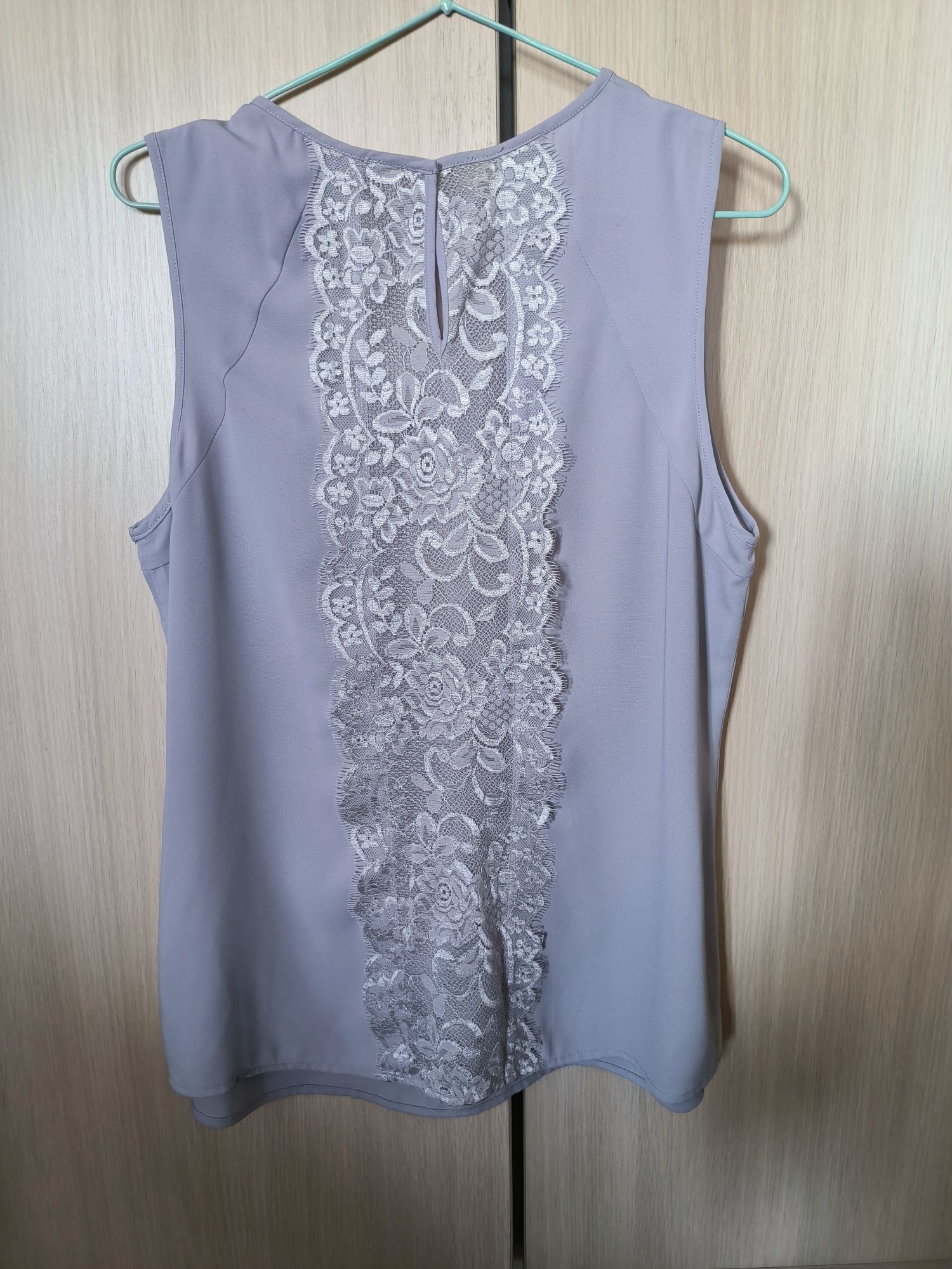 Блузи білі на L XL та спідниця