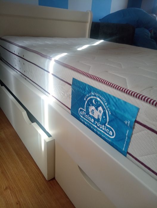 Cama de criança "oficina rústica" oferta colchão e mesa cabeceira