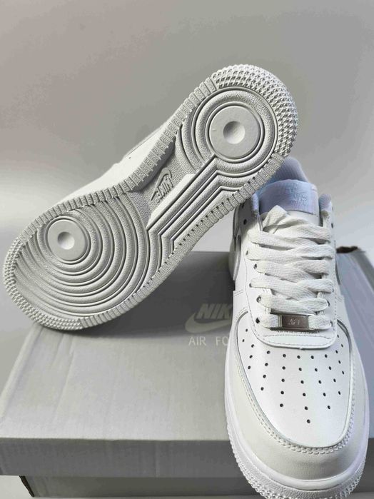Damskie białe trampki Nike, rozmiar 39