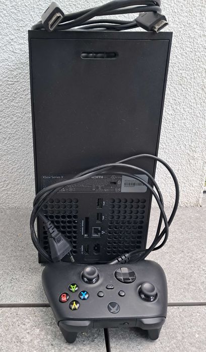 Konsola do gier XBOX SERIES X z dwoma grami