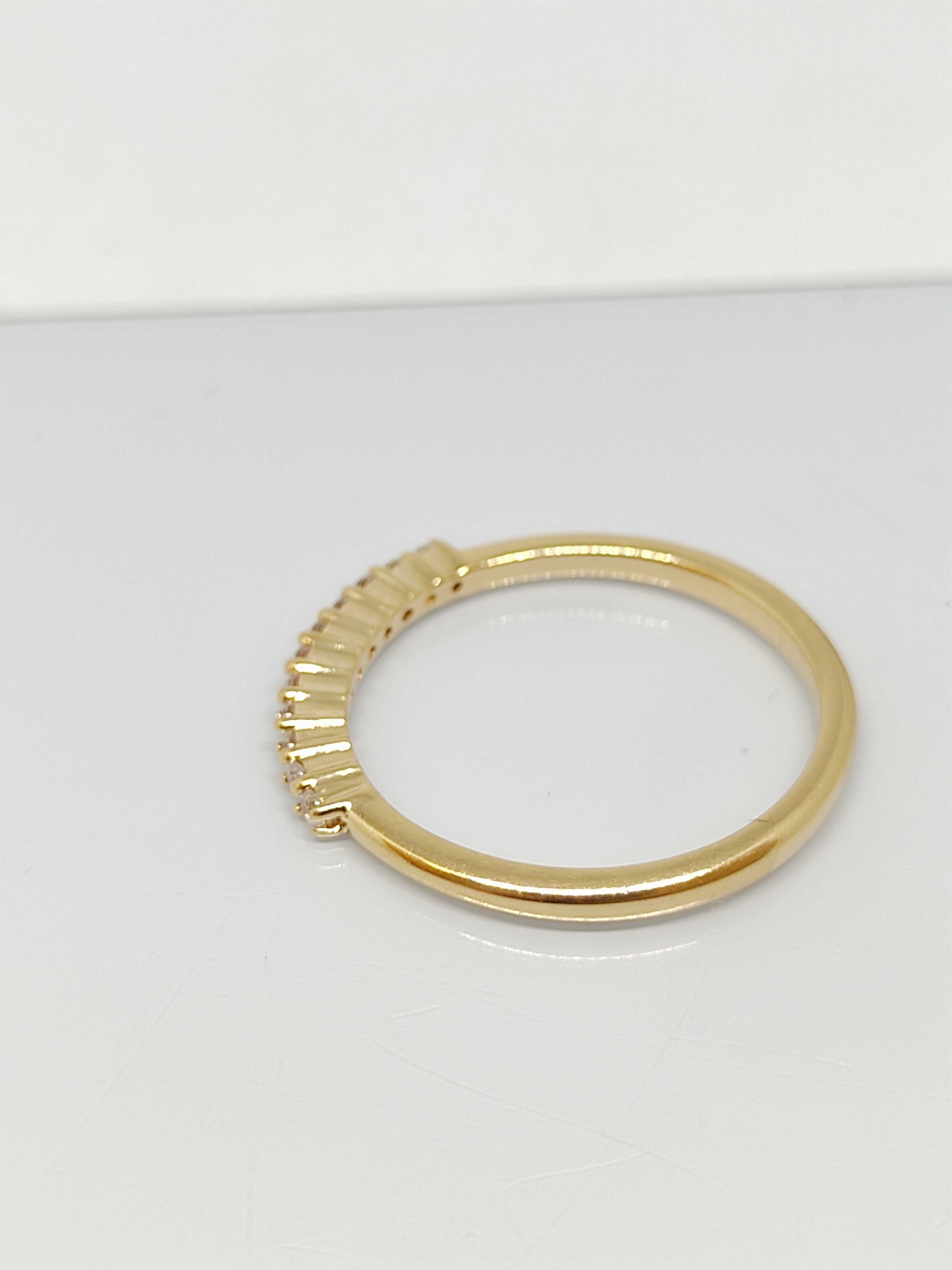 Новое золотое кольцо 585"с фианитами