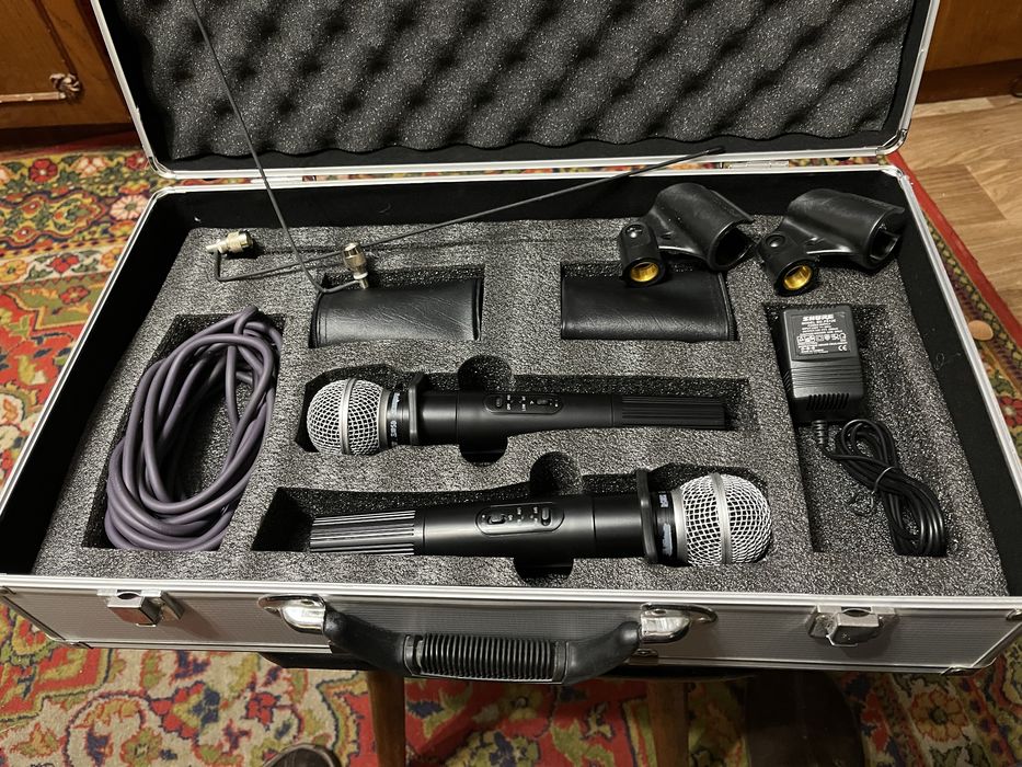 Радиосистема shure два микрофона ,база,блок питания,шнур