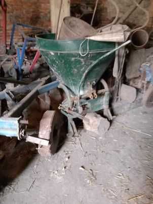 sprzęt rolniczy rozrzutnik